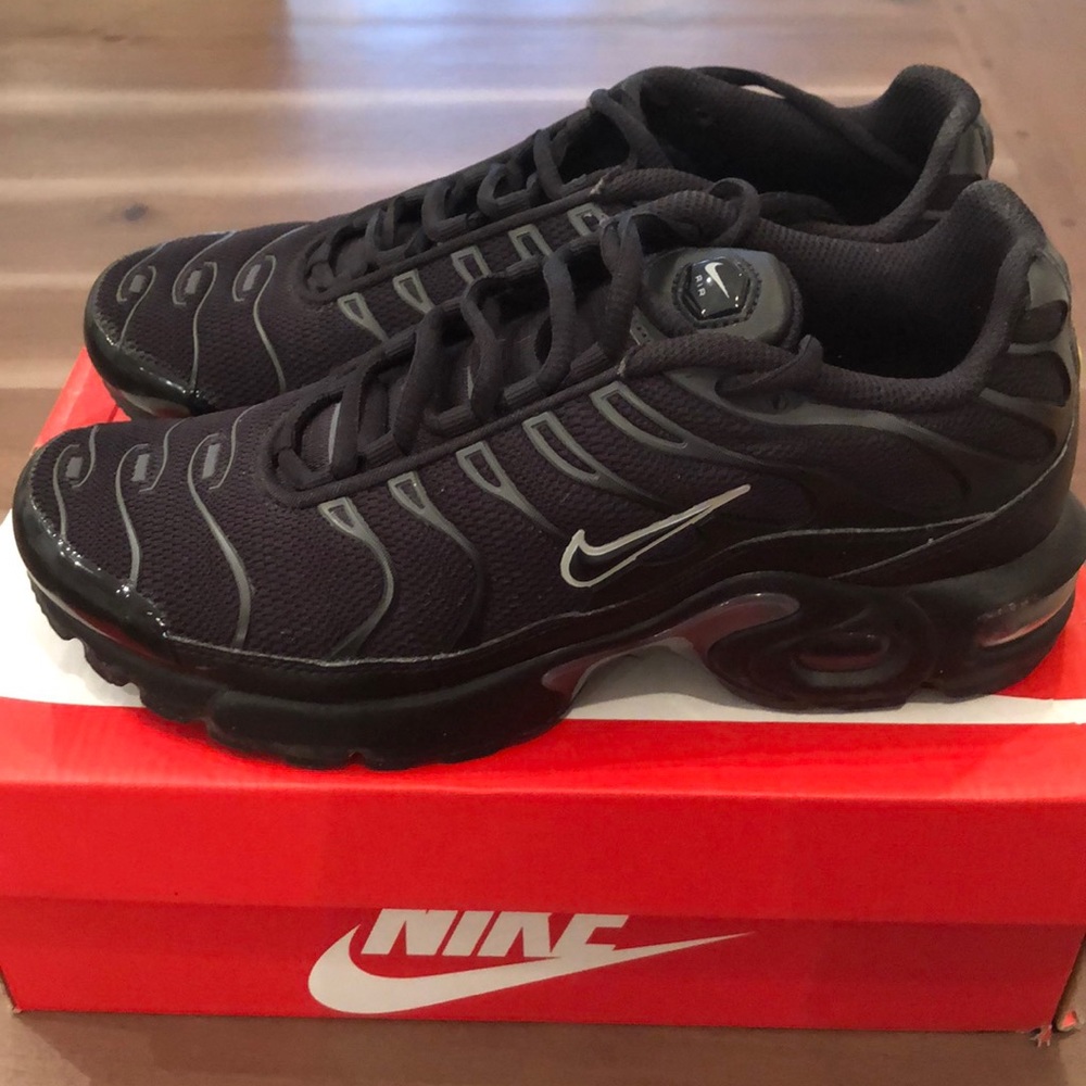 Nike Air Max Plus (GS) 6.5Y fits women’s 8